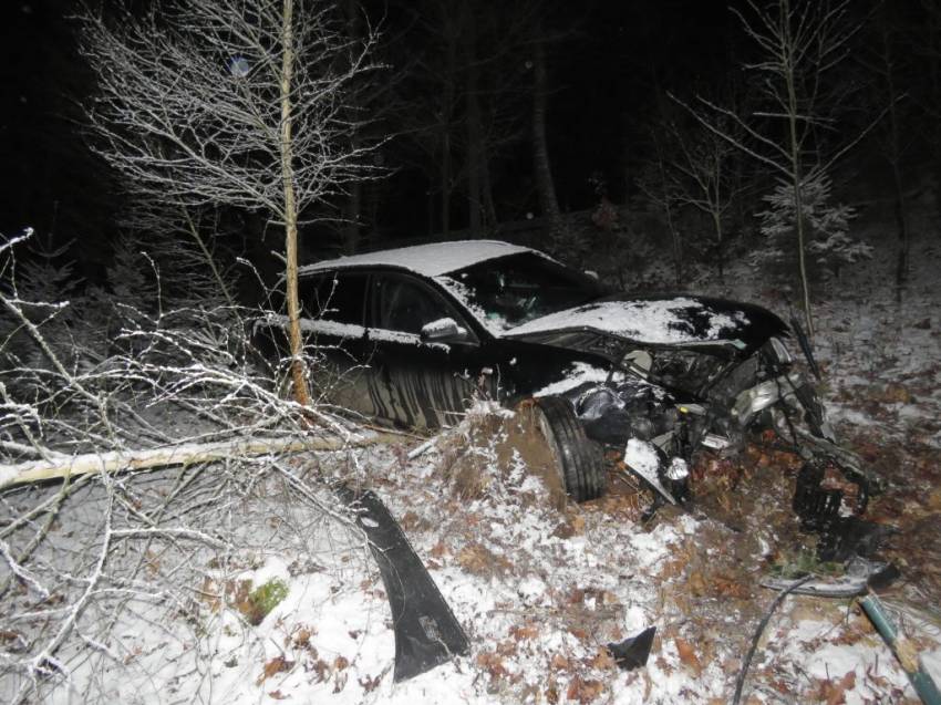 Na vozovce vrstva sněhu a řidič Audi na letních pneumatikách