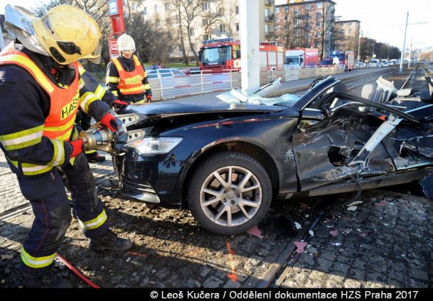 Střet osobáku s tramvají v Praze. Řidič v bezvědomí