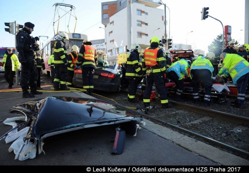 Střet osobáku s tramvají v Praze. Řidič v bezvědomí