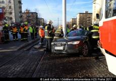 Střet osobáku s tramvají v Praze. Řidič v bezvědomí