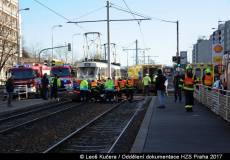 Střet osobáku s tramvají v Praze. Řidič v bezvědomí