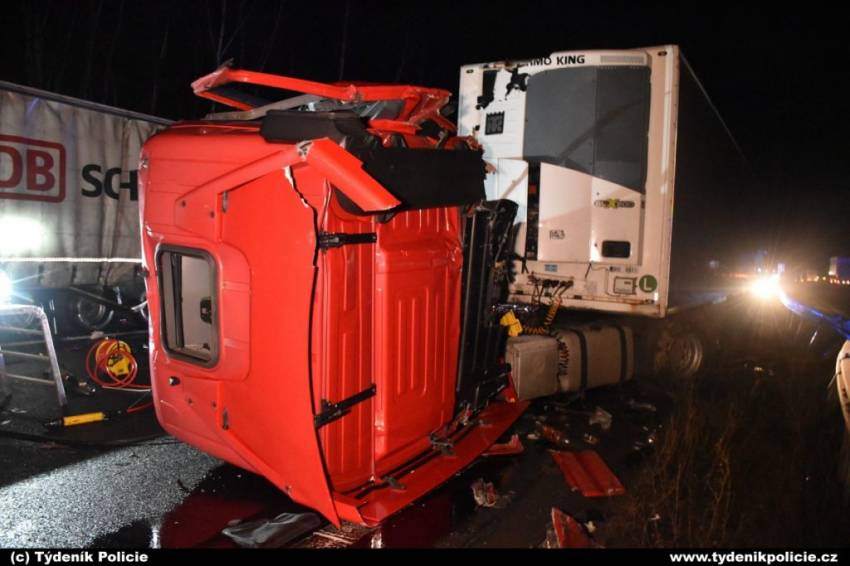 Srážka dvou kamionů uzavřela dálnici D5