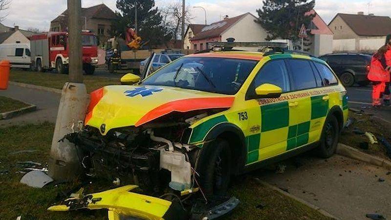 Houkající vůz ZZS měl při cestě za pacientem nehodu