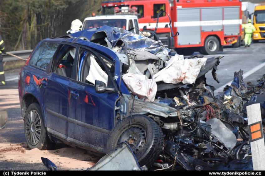 Hromadná nehoda na Benešovsku. Zemřel jeden člověk
