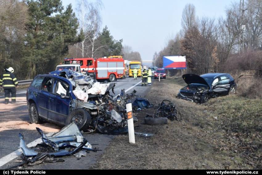 Hromadná nehoda na Benešovsku. Zemřel jeden člověk