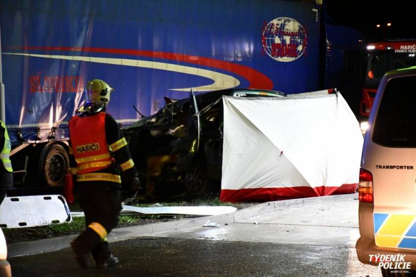 Dva lidé nepřežili nehodu na D5. Auto vylétlo z dálnice a nabouralo do kamionu