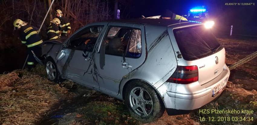 Auto skončilo na střeše v potoce, zemřeli tři mladí lidé - Kout