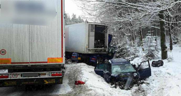 Srážka dvou kamionů a felicie: Policista v civilu zachraňoval život batoleti - Mohelnice