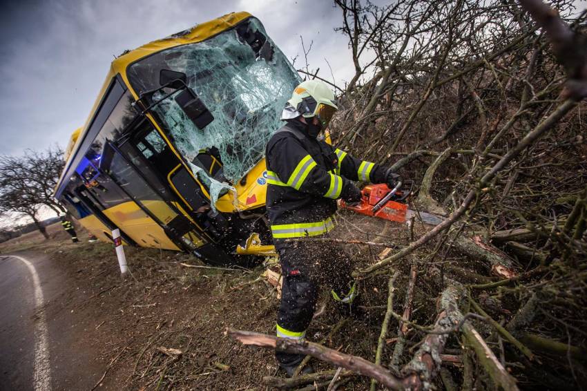 U Černčic havaroval autobus, pět cestujících se zranilo - Černčice