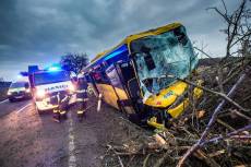 U Černčic havaroval autobus, pět cestujících se zranilo - Černčice