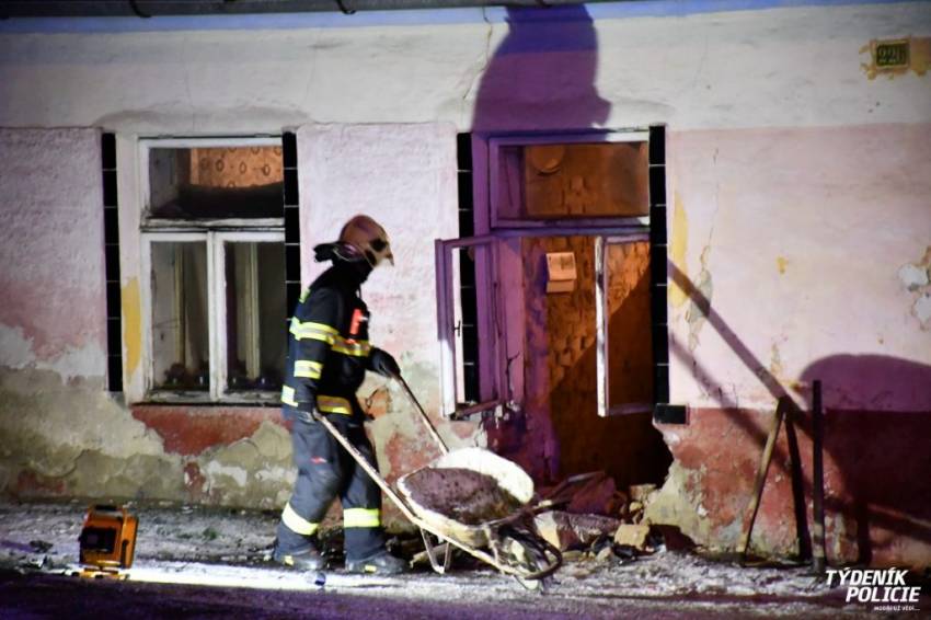 Opilý řidič naboural do domu, zraněni byli čtyři mladí lidé - Rožmitál pod Třemšínem