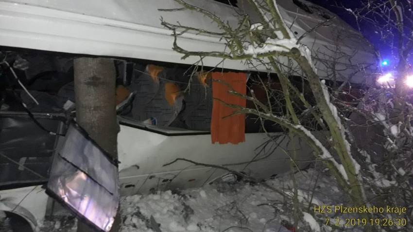 Šest lidí se zranilo při nehodě autobusu, který se zaklínil mezi stromy - Stříbro