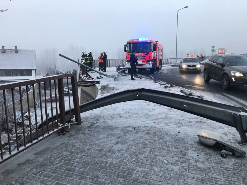 V Mělníku spadl z mostu autobus, zranili se tři lidé