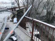 V Mělníku spadl z mostu autobus, zranili se tři lidé