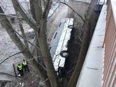 V Mělníku spadl z mostu autobus, zranili se tři lidé