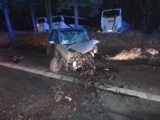 Tragická nehoda tří aut u Trutnova si vyžádala lidský život