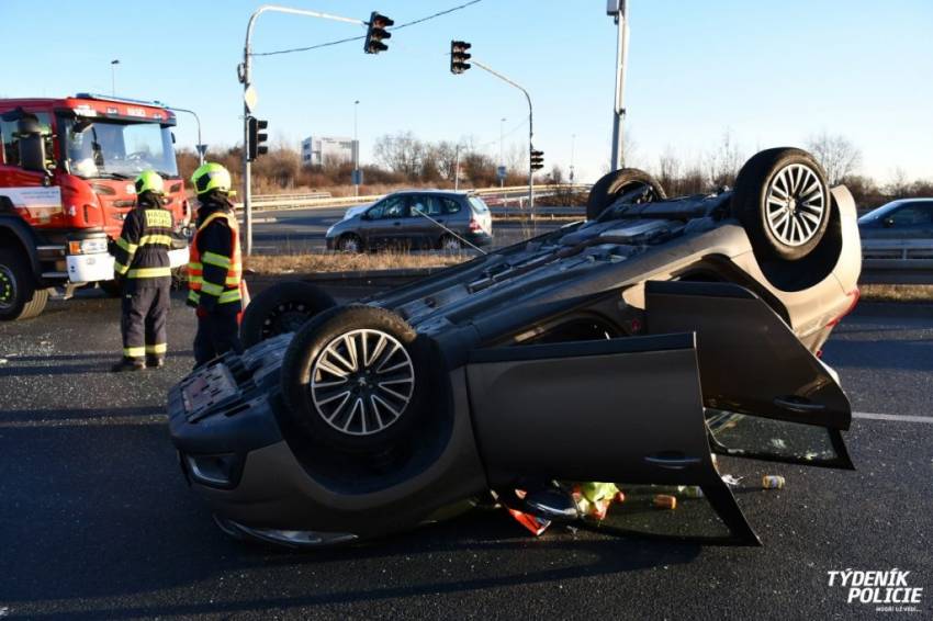 Auto skončilo na střeše, řidičku s miminkem převezli záchranáři do nemocnice