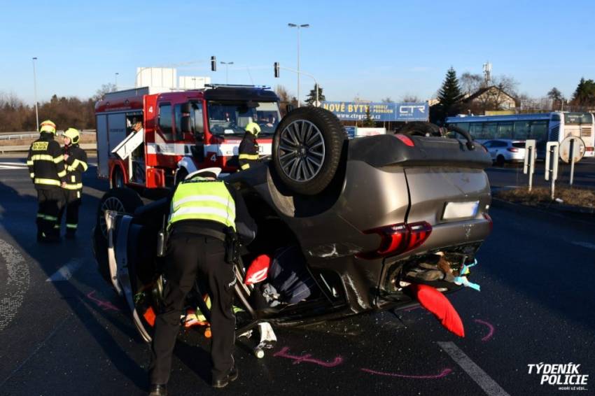 Auto skončilo na střeše, řidičku s miminkem převezli záchranáři do nemocnice