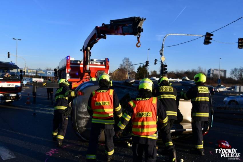 Auto skončilo na střeše, řidičku s miminkem převezli záchranáři do nemocnice