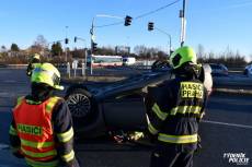 Auto skončilo na střeše, řidičku s miminkem převezli záchranáři do nemocnice