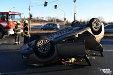 Auto skončilo na střeše, řidičku s miminkem převezli záchranáři do nemocnice