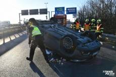 Auto skončilo na střeše, řidičku s miminkem převezli záchranáři do nemocnice