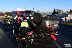 Auto skončilo na střeše, řidičku s miminkem převezli záchranáři do nemocnice