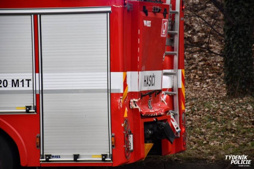 Cestou k požáru se v Praze srazila tři hasičská auta s dodávkou - Na Petřinách