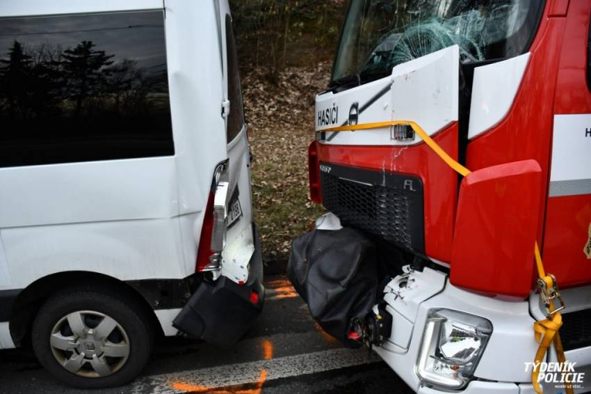 Cestou k požáru se v Praze srazila tři hasičská auta s dodávkou - Na Petřinách