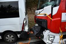Cestou k požáru se v Praze srazila tři hasičská auta s dodávkou