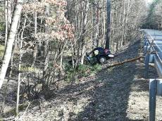 Řidička vylétla za svodidla do lesa, vyhasly dva životy