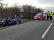 Seniorka vjela do protisměru a smetla motorkáře. Ten čelní střet nepřežil