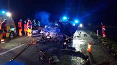 Oba řidiči na místě nehody zemřeli, dalšího pasažéra vyprošťovali hasiči - Bezděkov