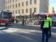 Čelní střet brněnské tramvaje s trolejbusem si vyžádala čtyřicet zraněných - Brno