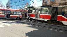 Čelní střet brněnské tramvaje s trolejbusem si vyžádala čtyřicet zraněných - Brno