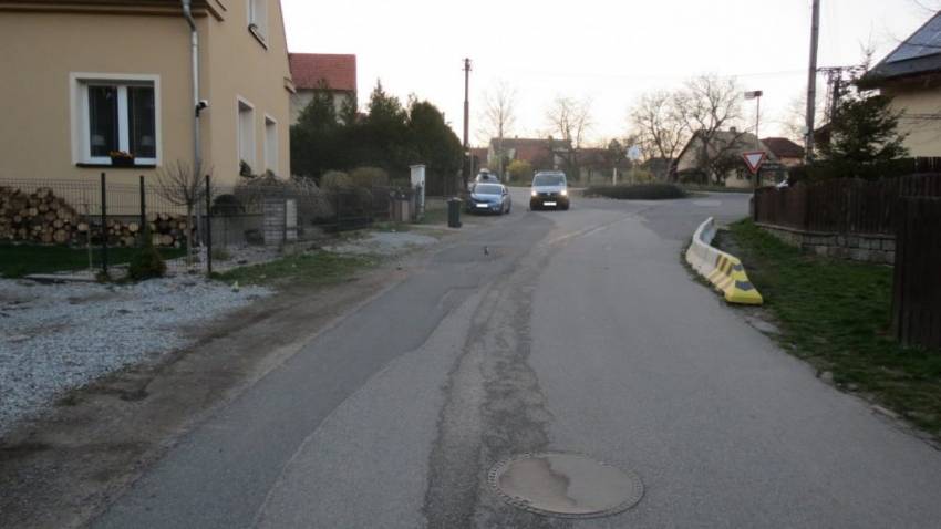 Policie pátrá po motorkáři, který srazil dítě a ujel - Těptín