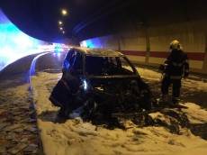 Video: V pražském tunelu Mrázovka shořelo auto