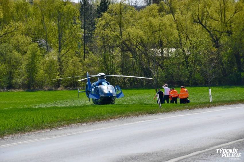 Cyklistka skončila po střetu s motorkářem u Stochova v kritickém stavu - Stochov