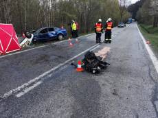 Mladíci vyletěli v zatáčce do protisměru, čelní střet ani jeden nepřežil