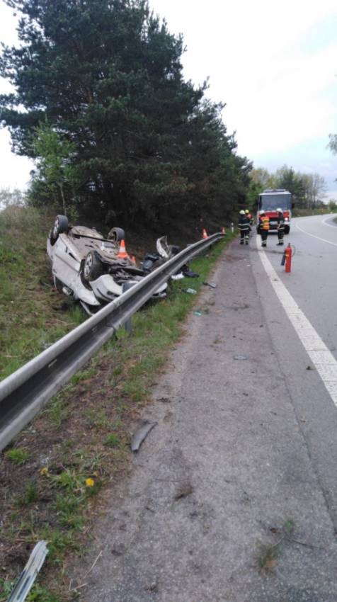 Fabie narazila do stromu, spolujezdec na místě zemřel - Nová Včelnice