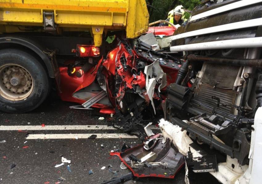 Nákladní auto přimáčklo osobák ke kamionu, z auta zbyl kus šrotu - Bílina