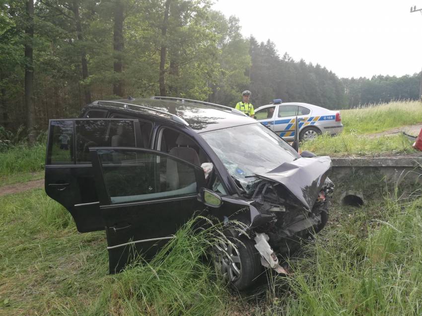 Touran narazil do betonového mostku, dva lidé na místě zemřeli - Kocbeře