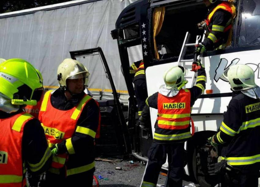 Autobus plný dětí narazil do kamionu, záchranáři ošetřili 18 zraněných - Litovel