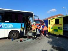 Čelní střet nákladního auta s autobusem si vyžádal 9 zraněných