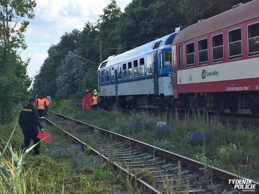 Vlak smetl na přejezdu auto, zahynula celá rodina včetně malých dětí - Černožice