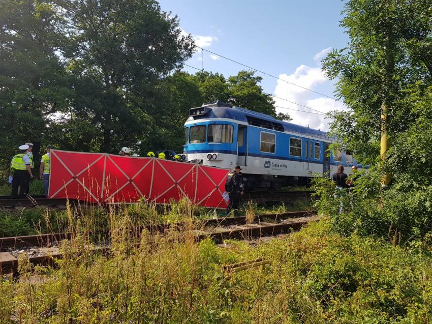 Vlak smetl na přejezdu auto, zahynula celá rodina včetně malých dětí - Černožice