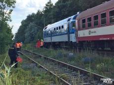 Vlak smetl na přejezdu auto, zahynula celá rodina včetně malých dětí