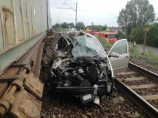 Další nehoda na přejezdu. Tentokrát vjela řidička v Mělníku pod nákladní vlak