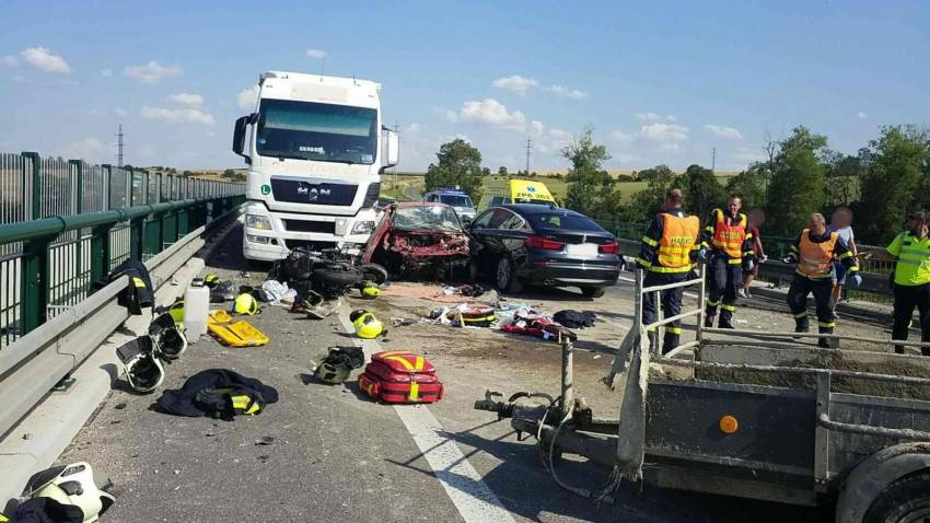 Na vleku vezl čerstvě namíchaný beton, způsobil hromadnou nehodu - Chrudim