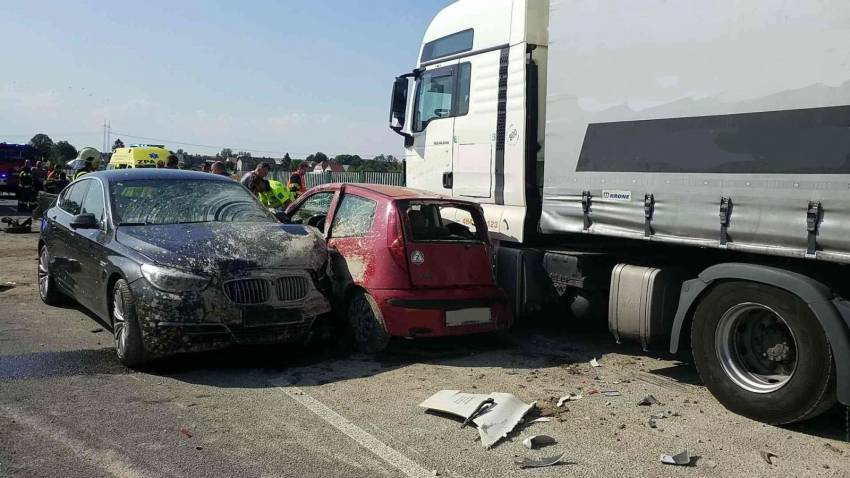 Na vleku vezl čerstvě namíchaný beton, způsobil hromadnou nehodu - Chrudim